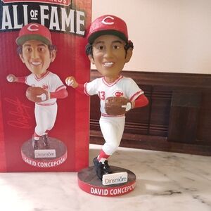 NWT.  David Concepción Cincinnati Reds Hall of Fame Bobblehead